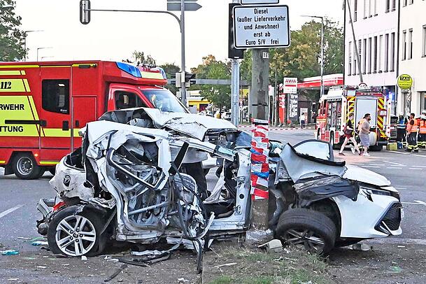 In Fahrtrichtung Norden war kurz vor der Kreuzung Ottobrunner Stra&szlig;e ein Pkw mit offenbar hoher Geschwindigkeit in das Heck eines Toyotas gerast.