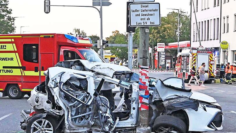 In Fahrtrichtung Norden war kurz vor der Kreuzung Ottobrunner Straße ein Pkw mit offenbar hoher Geschwindigkeit in das Heck eines Toyotas gerast. In Fahrtrichtung Norden war kurz vor der Kreuzung Ottobrunner Straße ein Pkw mit offenbar hoher Geschwindigkeit in das Heck eines Toyotas gerast.