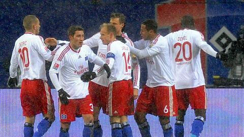 Die Hamburger Spieler jubeln nach dem Treffer zum 2:0 durch Marcell Jansen (hinten).
