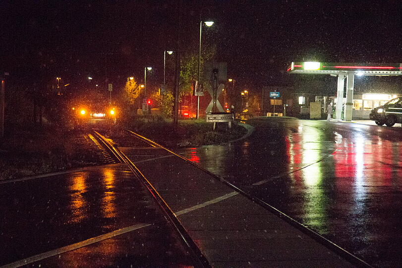 Einfach mitten auf die Gleise gelenkt: Ein Wagen steckt am Samstagabend auf den Schienen fest. Über eine Stunde dauerte die Bergung. Der Zugverkehr war gesperrt.