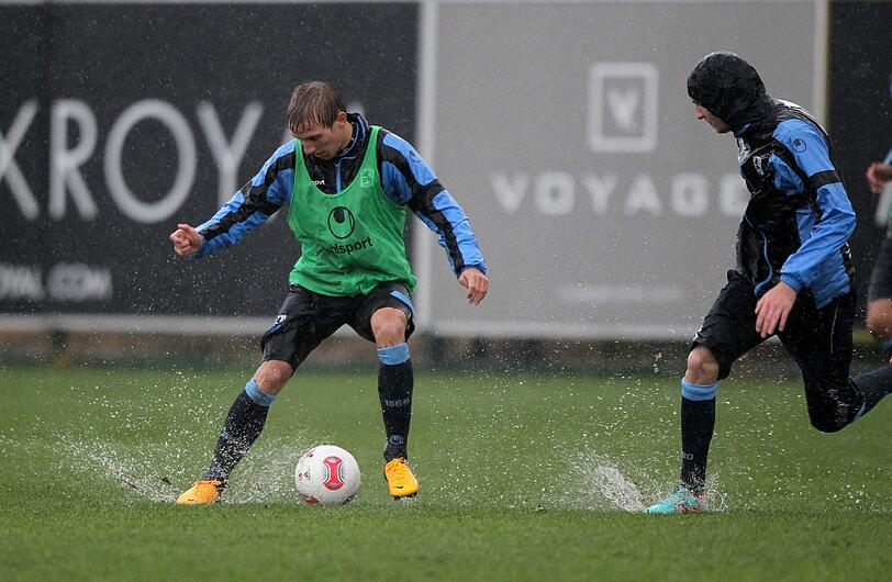 "Land unter" in Belek. Nach gut einer Stunde Training war Schluss. Der Regen setzte den Rasen komplett unter Wasser und Alexander Schmidt brach das Training ab.