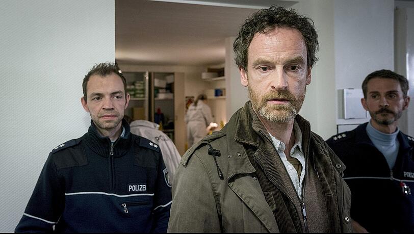 Kommissar Peter Faber (Jörg Hartmann, M) kommt zum Tatort in einem Ruheraum in der Notfallambulanz der Klinik - eine Szene aus dem "Tatort: Inferno". Kommissar Peter Faber (Jörg Hartmann, M) kommt zum Tatort in einem Ruheraum in der Notfallambulanz der Klinik - eine Szene aus dem "Tatort: Inferno".
