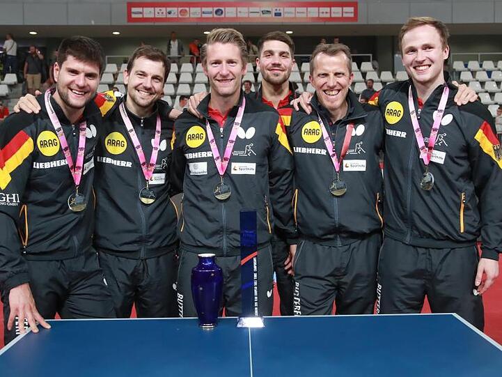 Die Deutsche Mannschaft bejubelt den EM-Titelgewinn.
