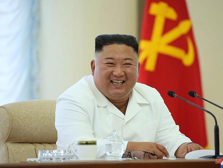 Nordkoreas Machthaber Kim Jong Un stoppt eine Militäraktion gegen Seoul.