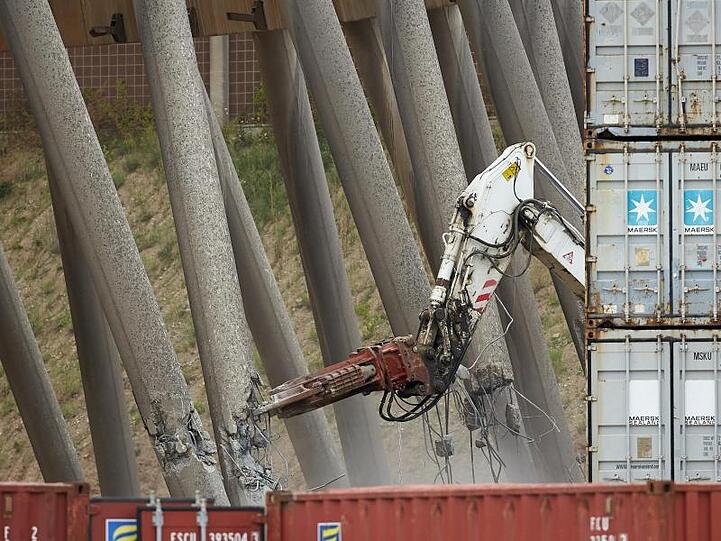 Bagger tragen die Stützen des Kühlturms am Kernkraftwerk Mülheim-Kärlich ab. Dadurch wird der Betongigant gezielt zum Einsturz gebracht.