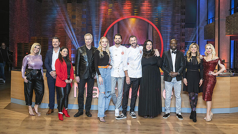 Alle Kandidaten der diesjährigen Staffel "MasterChef Celebrity" fiebern im Finale mit.