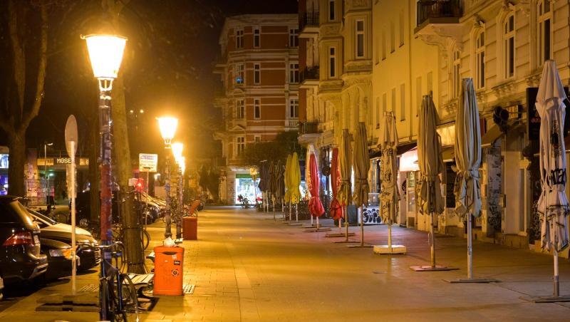 Das beliebte Schanzenviertel ist menschenleer, nachdem in Hamburg die nächtliche Ausgangsbeschränkung in Kraft getreten ist. Das beliebte Schanzenviertel ist menschenleer, nachdem in Hamburg die nächtliche Ausgangsbeschränkung in Kraft getreten ist.