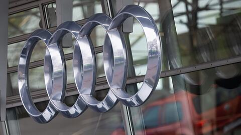 Das Logo von Audi hängt an der Fassade eines Audi-Händlers.