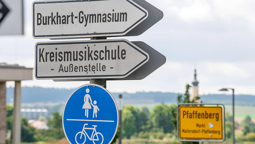Die ehemalige Schule von Hubert und Bruder Helmut Aiwanger: Das Burkhart-Gymnasium in Mallersdorf-Pfaffenberg. Die ehemalige Schule von Hubert und Bruder Helmut Aiwanger: Das Burkhart-Gymnasium in Mallersdorf-Pfaffenberg.