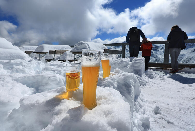 Bayern, Oberstdorf: Biergläser stehen auf der 1780 Meter hoch gelegenen Mittelstation am Fellhorn im Schnee. In den bayerischen Alpen hat es für die Jahreszeit ungewöhnlich viel geschneit.