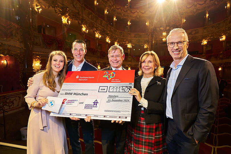 Scheckübergabe: Nina Eichinger, Dominik Klein (Handballcampus München), Prof. Christoph Klein (Direktor der Kinderklinik und Kinderpoliklinik am Dr. von Haunerschen Kinderspital des LMU-Klinikums, Munich Child Health Alliance), Ursula Prinzessin von Bayern (Schirmherrin) und Bernd Döpke (BMW München).