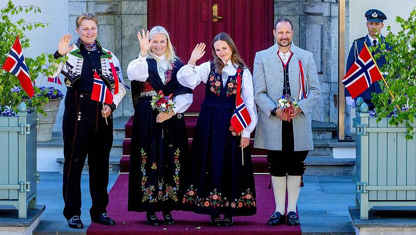 Am Nationalfeiertag hat sich die norwegische Königsfamilie dem Volk präsentiert.