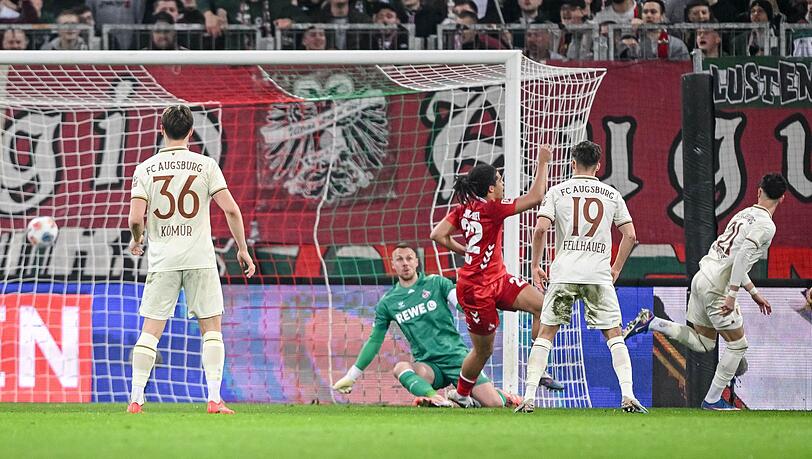 Rodrigo Ribeiro (r) erzielt die Augsburger F&uuml;hrung.