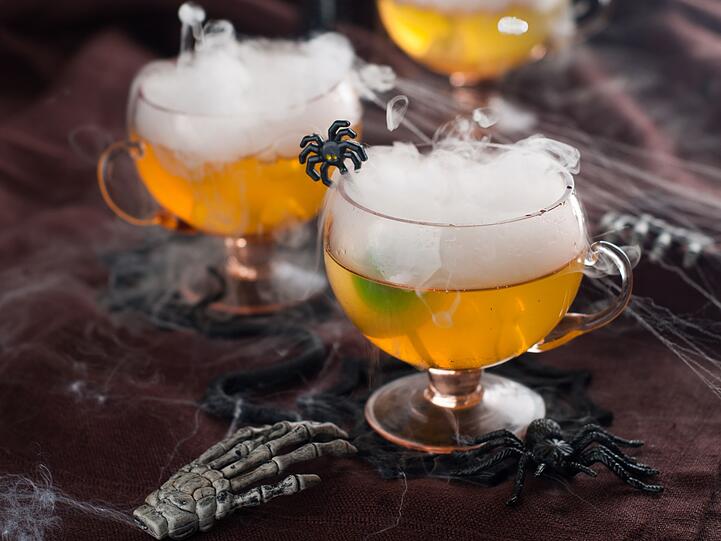 Einen schaurigen Nebeleffekt auf Cocktails können Sie mit Trockeneis erzeugen. Allerdings ist dabei Vorsicht geboten: Trockeneis besteht nicht aus Wasser, sondern aus festem CO₂. Dieses sollte man weder mit der Haut berühren noch verschlucken. Es drohen Kälteverbrennungen und Vergiftungen. Leichter geht es mit speziellen Cocktail-Stäbchen, die auch bei der Dosierung helfen. Einen schaurigen Nebeleffekt auf Cocktails können Sie mit Trockeneis erzeugen. Allerdings ist dabei Vorsicht geboten: Trockeneis besteht nicht aus Wasser, sondern aus festem CO₂. Dieses sollte man weder mit der Haut berühren noch verschlucken. Es drohen Kälteverbrennungen und Vergiftungen. Leichter geht es mit speziellen Cocktail-Stäbchen, die auch bei der Dosierung helfen.
