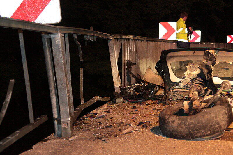 Bei einem Horror-Unfall in der Nähe von Altötting wurde dieses Auto völlig zerfetzt.