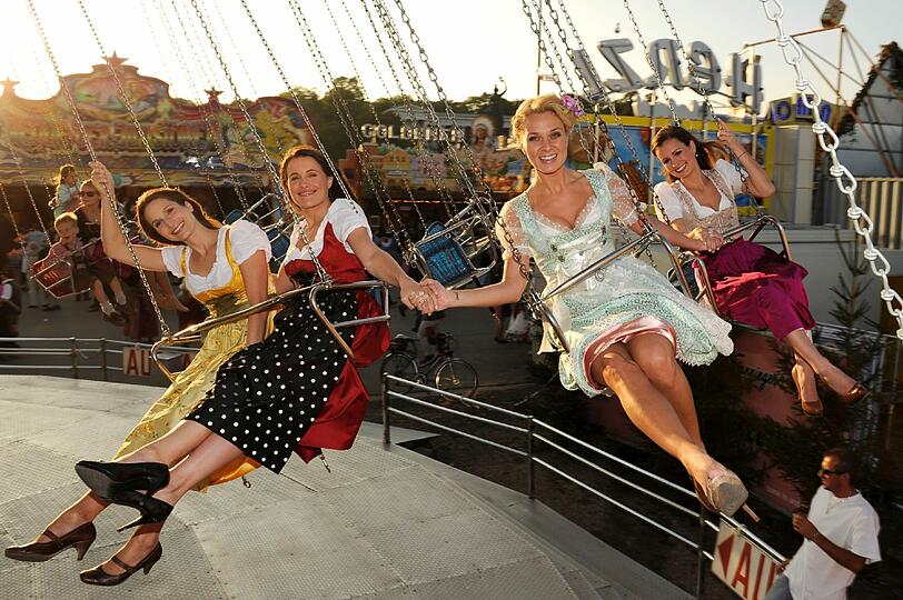 Promis auf dem Oktoberfest! Da geht dem Sportsfreund das Herzerl auf: Die Sportmoderatorinnen Britta Hofmann (Im Dirndl von Alpenprinzessin), Karolin Oltersdorf (Im Angermaier-Dirndl), Birgit Nössing (Das Dirndl) und Jessica Kastrop (Basler-Dirndl) zeigen ihre sexy Dirndl auf dem Oktoberfest. Die schönen Bilder.