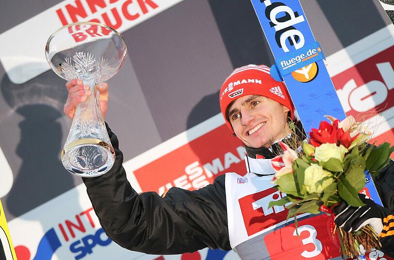 Richard Freitag feiert seinen Erfolg beim Springen der Vierschanzentournee in Innsbruck.