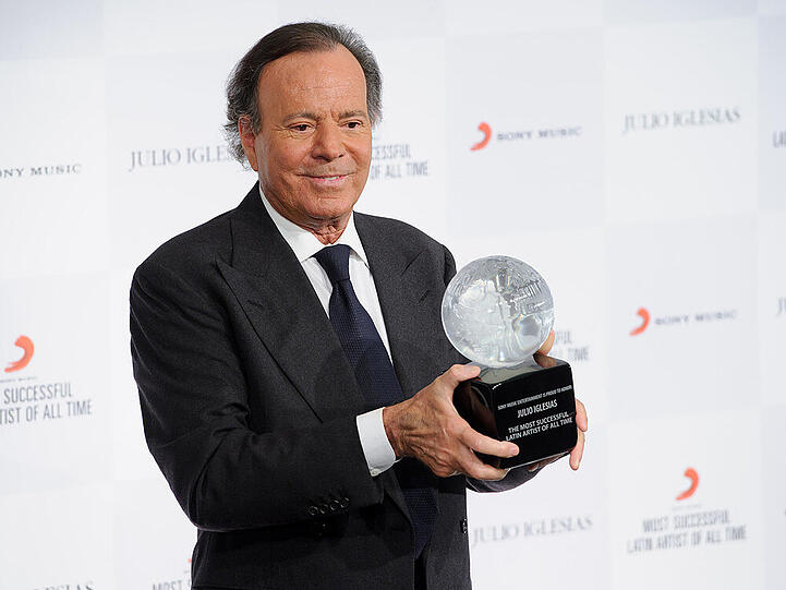 Julio Iglesias (71) war 63 Jahre alt, als er zum letzten Mal Vater geworden ist. Sohn Guillermo kam 2007 auf die Welt. Iglesias lebt seit 1992 mit der Holländerin Miranda Rijnsburger zusammen, zusammen haben sie noch vier weitere Kinder
