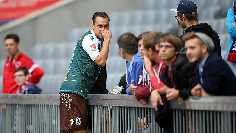 Nicht gerade erfreut darüber, dass er von Trainer Torsten Fröhling auf die Bank verfrachtet wurde: Neu-Löwe Michael Liendl. Nicht gerade erfreut darüber, dass er von Trainer Torsten Fröhling auf die Bank verfrachtet wurde: Neu-Löwe Michael Liendl.