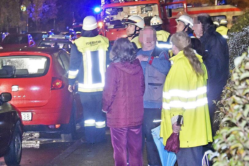 Die Einsatzkräfte mussten 40 Bewohner in Sicherheit bringen. Die Flammen hatten vom ersten Haus auf einen benachbarten Dachstuhl übergegriffen.