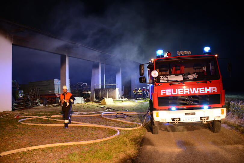 Die Maschinenhalle kam vergleichsweise unbeschadet davon - dafür zerstörte der Brand einen Traktor sowie mehrere Anhänger. Die Bilder aus Gerzen bei Landshut.