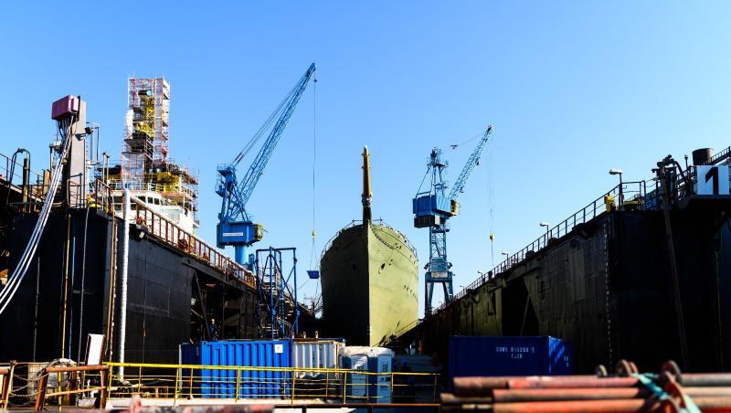 Das Marine-Segelschulschiff "Gorch Fock" liegt in einem Dock der Bredo-Werft. Das Marine-Segelschulschiff "Gorch Fock" liegt in einem Dock der Bredo-Werft.