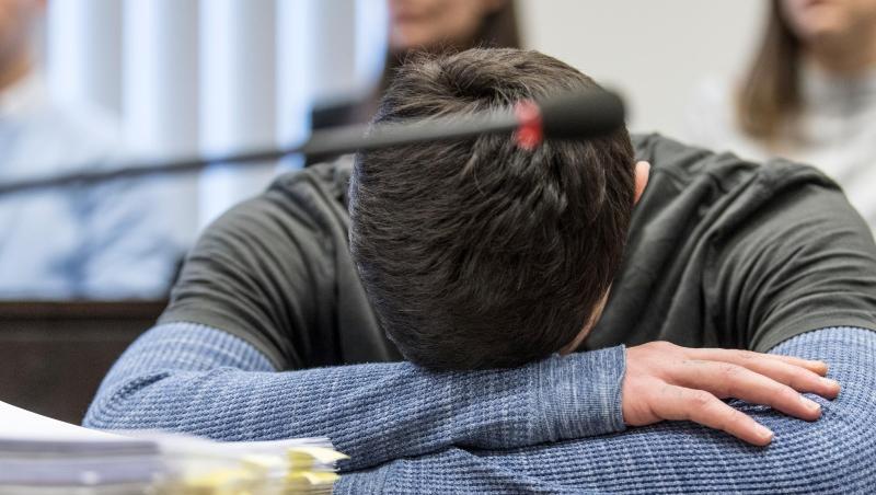 Die Strafkammer wirft dem aus dem Irak stammenden Flüchtling vor, im vergangenen Mai die aus Mainz stammenden 14-jährige Susanna vergewaltigt und ermordet zu haben. Die Strafkammer wirft dem aus dem Irak stammenden Flüchtling vor, im vergangenen Mai die aus Mainz stammenden 14-jährige Susanna vergewaltigt und ermordet zu haben.