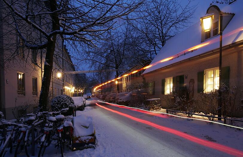 Per Langzeitbelichtung und mit Stativ: Zur blauen Stunde in der tief verschneiten Haidhauser Preysingstraße mit Blick Richtung Kloster.