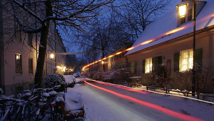 Per Langzeitbelichtung und mit Stativ: Zur blauen Stunde in der tief verschneiten Haidhauser Preysingstraße mit Blick Richtung Kloster. Per Langzeitbelichtung und mit Stativ: Zur blauen Stunde in der tief verschneiten Haidhauser Preysingstraße mit Blick Richtung Kloster.