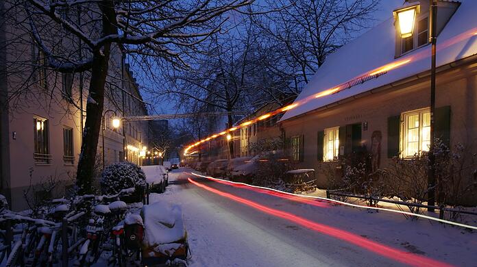Per Langzeitbelichtung und mit Stativ: Zur blauen Stunde in der tief verschneiten Haidhauser Preysingstraße mit Blick Richtung Kloster.