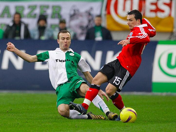 Wolfsburgs Danijel Ljuboja (l) und der Hamburger Piotr Trochowski kämpfen um den Ball.