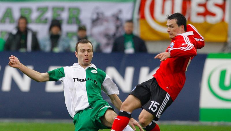 Wolfsburgs Danijel Ljuboja (l) und der Hamburger Piotr Trochowski kämpfen um den Ball. Wolfsburgs Danijel Ljuboja (l) und der Hamburger Piotr Trochowski kämpfen um den Ball.