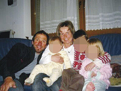 Da waren sie noch eine glückliche Familie: Karl Unterkircher mit seiner Frau Silke und den drei Kindern.
