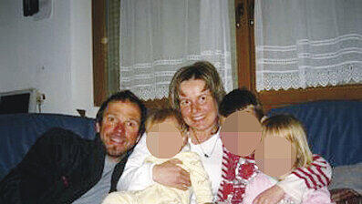 Da waren sie noch eine glückliche Familie: Karl Unterkircher mit seiner Frau Silke und den drei Kindern. Da waren sie noch eine glückliche Familie: Karl Unterkircher mit seiner Frau Silke und den drei Kindern.