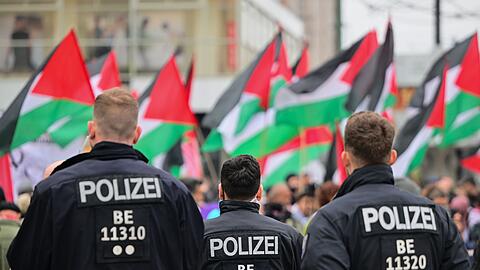 Propalästinensische Demonstranten kritisieren vielfach, dass in Deutschland ihre Meinungsfreiheit eingeschränkt sei, weil immer wieder Demonstrationen aufgelöst würden- (Archivbild)