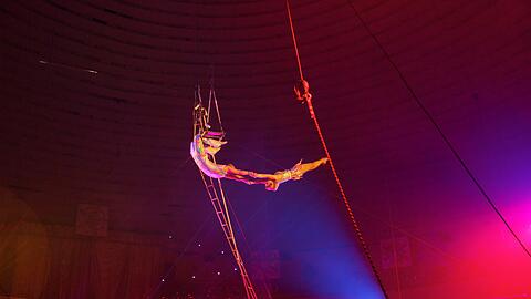 In fantasievollen Kostümen zeigen die Artisten ihre Kunst auch in den Seilen unter der Kuppel. Viele sind ukrainische Meister der Sportakrobatik.