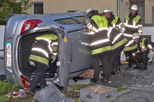An einer Gartenmauer in der Wöhlerstraße war die Fahrt zu Ende: Durch die Wucht des Aufpralls kippte der Corsa auf die rechte Seite.