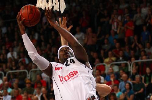 Höhenflug trotz dickem Knie? Brose-Star Elton Brown ist beim Saisonstart angeschlagen.