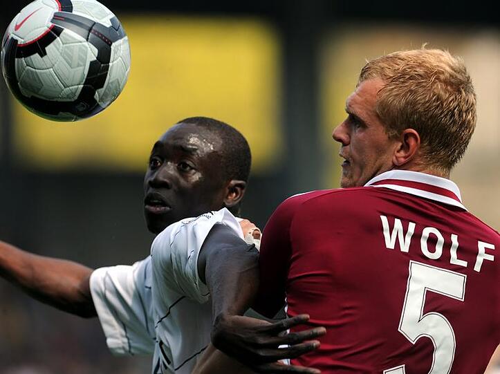 Papiss Cisse, Freiburgs Top-Stürmer, hier im Duell mit dem Nürnburger Wolf.