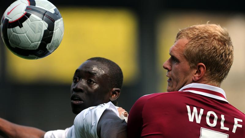Papiss Cisse, Freiburgs Top-Stürmer, hier im Duell mit dem Nürnburger Wolf. Papiss Cisse, Freiburgs Top-Stürmer, hier im Duell mit dem Nürnburger Wolf.