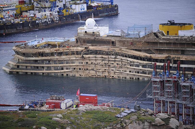 Es ist inzwischen Morgen in Giglio. Der Schaden, den der Felsen an der rechten Flanke des Schiffes angerichtet hat, ist enorm.