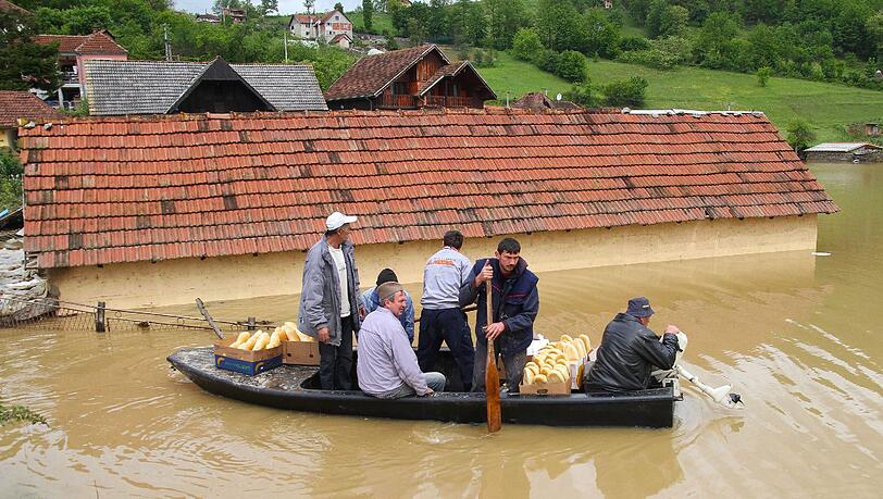 In Pozega, 200 Kilometer südwestlich von Belgrad, retten Ortsansässige einen Nachbarn aus seinem überfluteten Haus. In Pozega, 200 Kilometer südwestlich von Belgrad, retten Ortsansässige einen Nachbarn aus seinem überfluteten Haus.