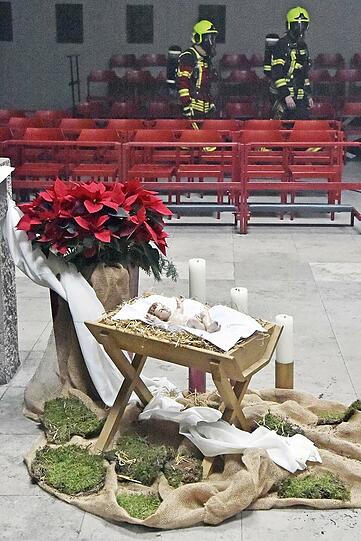 Der Christbaum in der Kirche fing Feuer und griff auf die danebenstehende Krippe über. Die Feuerwehr konnte den Brand allerdings schnell löschen.