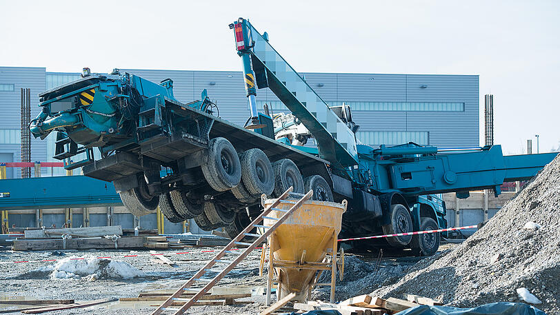 Am Donnerstagvormittag stürzte auf einer Baustelle in Freising eine Betonpumpe auf zwei Arbeiter - sie starben noch vor Ort.