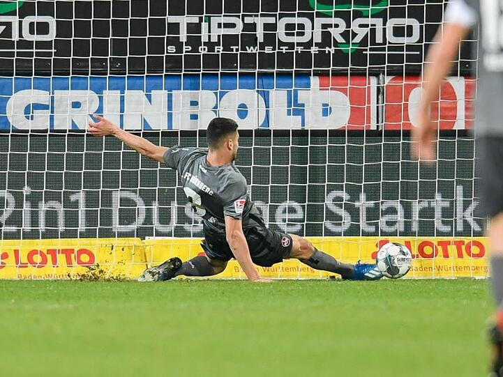 Konstantinos Mavropanos, hier im Trikot des 1. FC Nürnberg, rettet einen Ball auf der Linie. Foto: Tom Weller/dpa/Archivbild