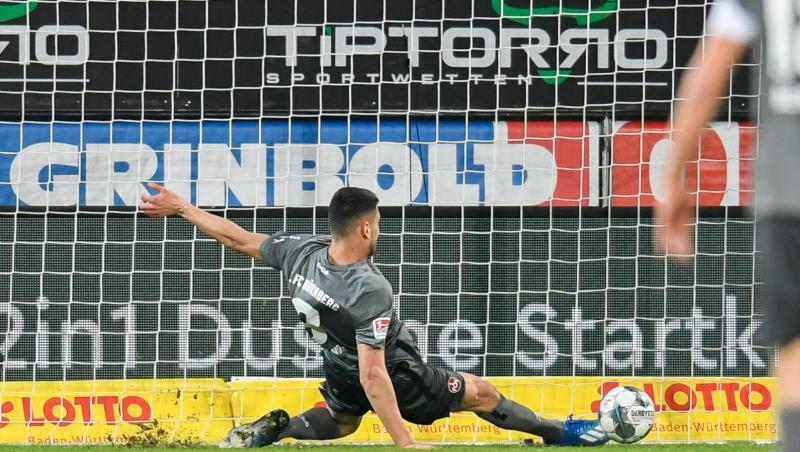 Konstantinos Mavropanos, hier im Trikot des 1. FC Nürnberg, rettet einen Ball auf der Linie. Foto: Tom Weller/dpa/Archivbild
