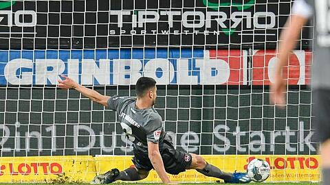 Konstantinos Mavropanos, hier im Trikot des 1. FC Nürnberg, rettet einen Ball auf der Linie. Foto: Tom Weller/dpa/Archivbild