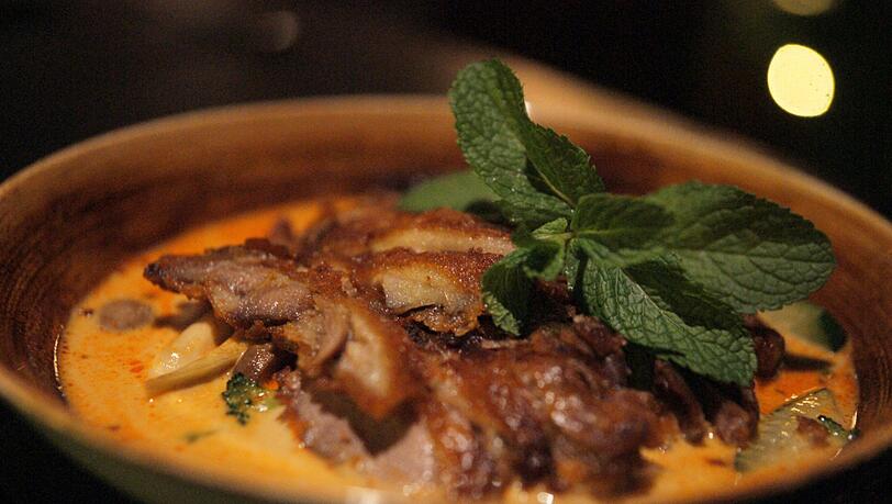 Vierter Gang: Crispy Beef - knusprige Rinderhüfte in einer Tamarindensauce. Vierter Gang: Crispy Beef - knusprige Rinderhüfte in einer Tamarindensauce.