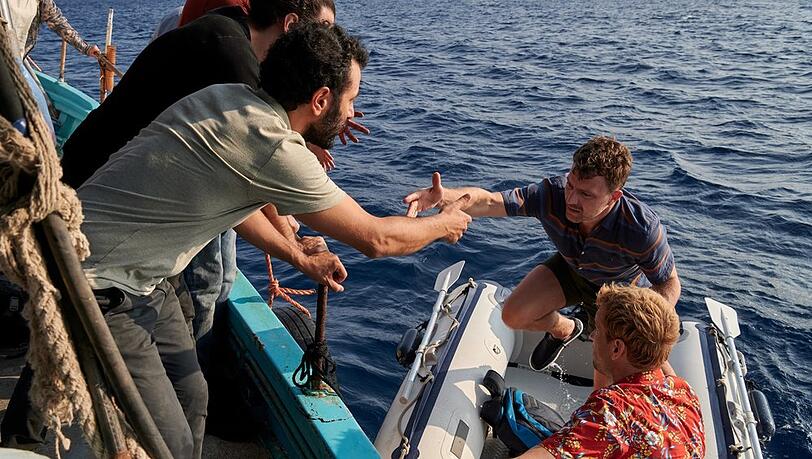 "Liberame - Nach dem Sturm": Daniel Schilling (Marc Benjamin, r.) und Jan Garbe (Friedrich Mücke, 2.v.r.) nehmen Kontakt zum Boot der Geflüchteten auf. "Liberame - Nach dem Sturm": Daniel Schilling (Marc Benjamin, r.) und Jan Garbe (Friedrich Mücke, 2.v.r.) nehmen Kontakt zum Boot der Geflüchteten auf.