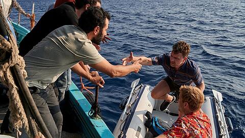 "Liberame - Nach dem Sturm": Daniel Schilling (Marc Benjamin, r.) und Jan Garbe (Friedrich Mücke, 2.v.r.) nehmen Kontakt zum Boot der Geflüchteten auf.